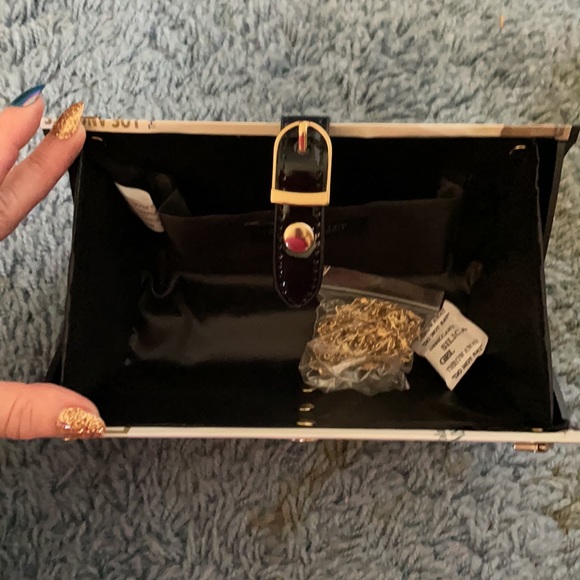 NWOT CLUTCH-LA CONFIDENTIAL MAGAZINE COVER - Picture 7 of 7